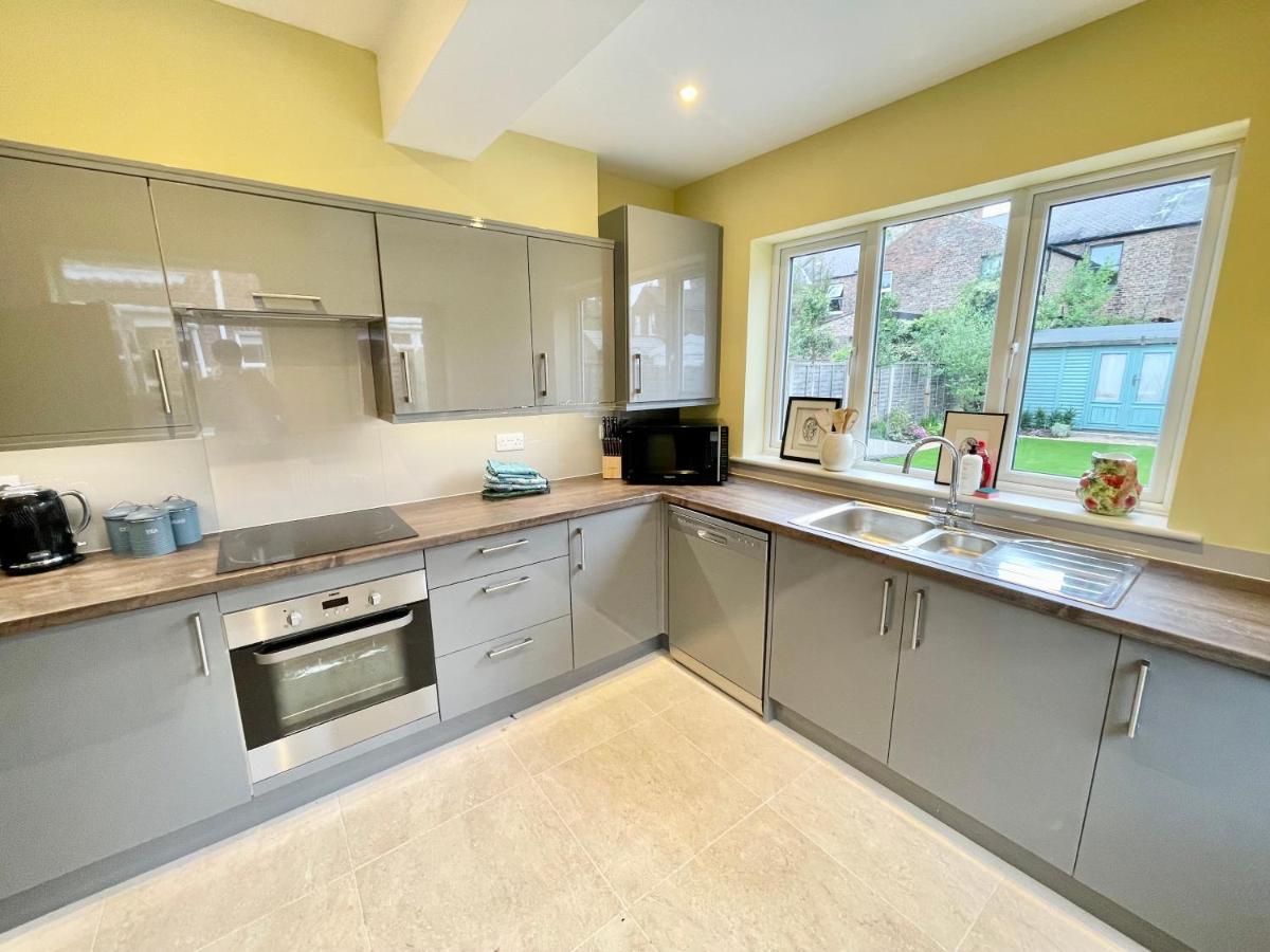 Central Townhouse With Free Off Road Parking And Garden ยอร์ค ภายนอก รูปภาพ