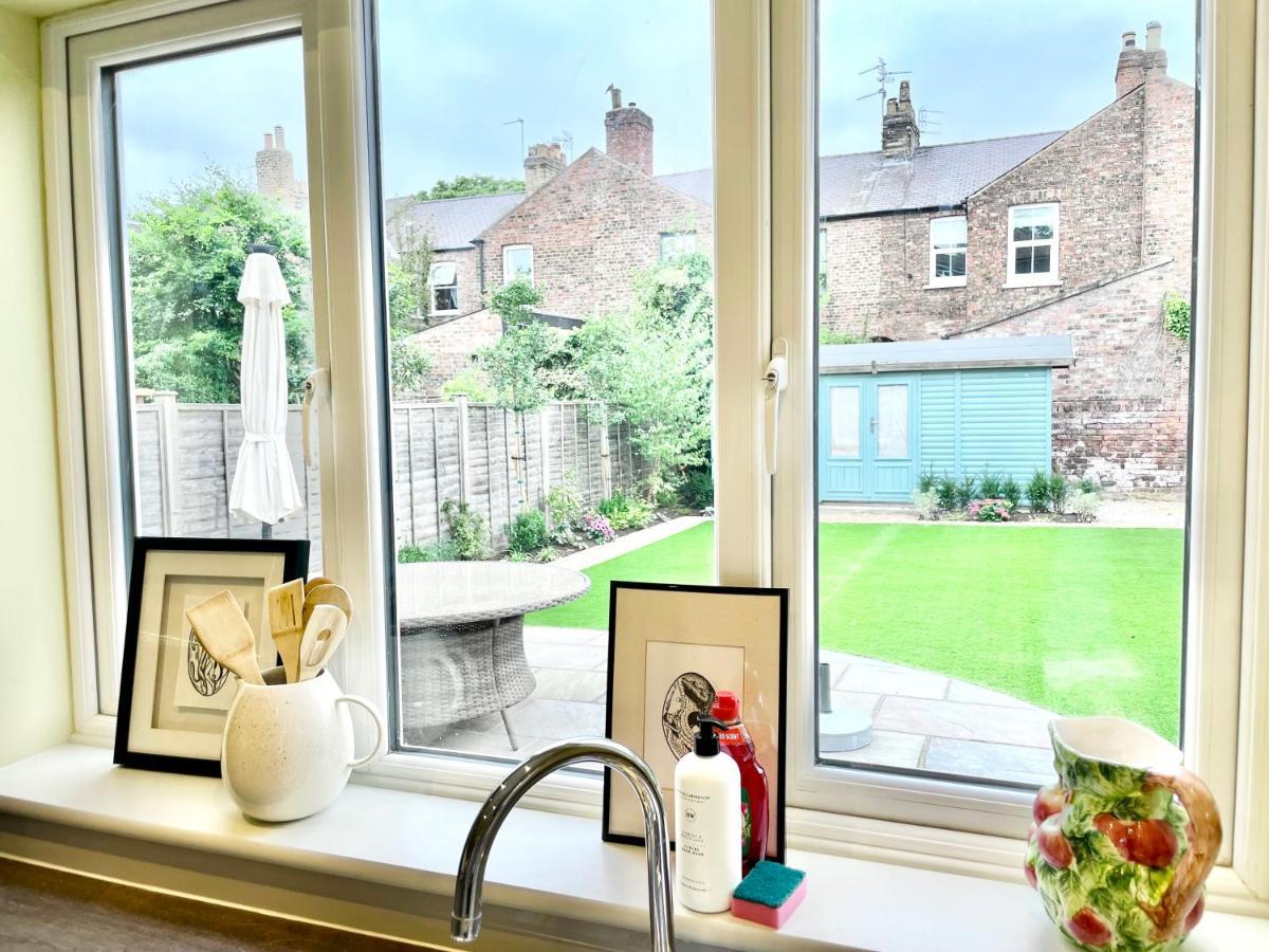 Central Townhouse With Free Off Road Parking And Garden ยอร์ค ภายนอก รูปภาพ
