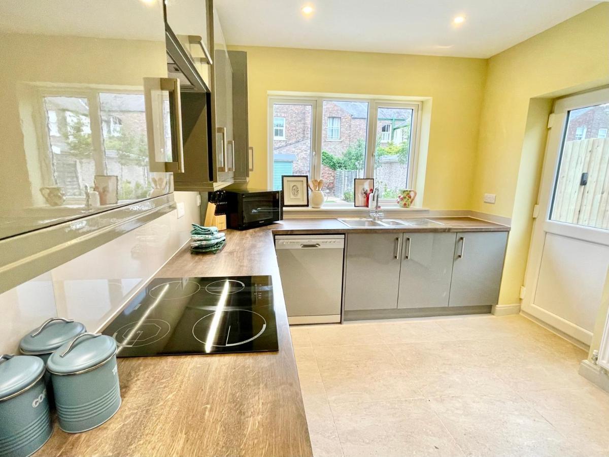 Central Townhouse With Free Off Road Parking And Garden ยอร์ค ภายนอก รูปภาพ